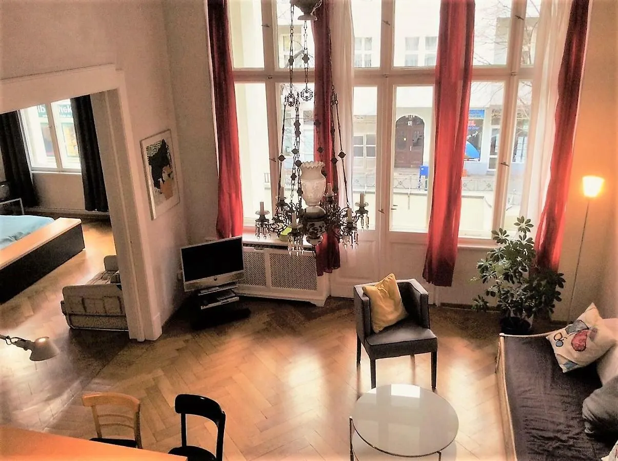 Kunstlerischer Stilmix Daire Berlin 0*,